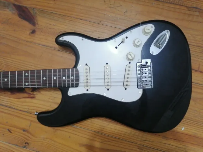 Guitarra Cruiser by Crafter, preto com branco