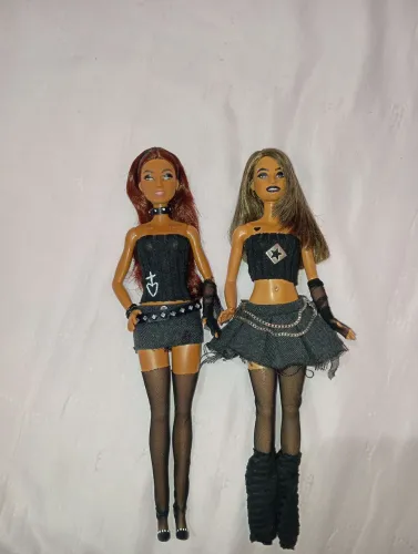 Duas bonecas barbies customizadas