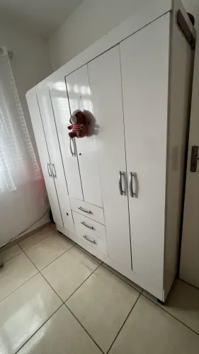 Vendo guarda roupa 6 portas motivo mudança 
