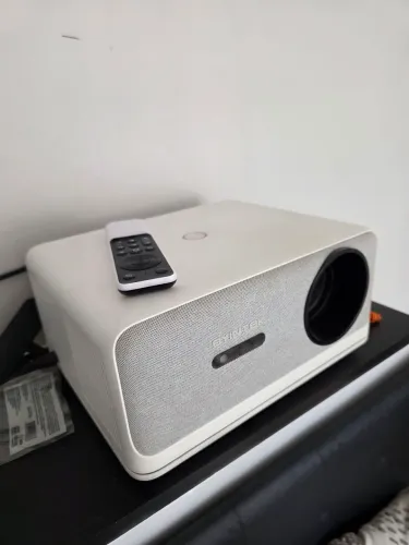 Projetor Byintek U14 com Controle Remoto e Pecas de Reparo Incluidas
