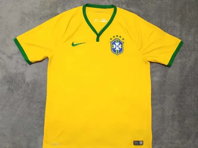 Camisa Oficial Brasil Nike Copa 2014, tamanho M (50x71cm). Excelente estado! 