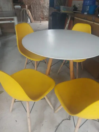 Mesa de Jantar com 4 Cadeiras Amarelas à Venda! ?