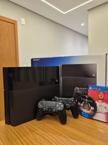 PlayStation 4 Fat 500GB - Na Caixa com 2 Controles e 2 Jogos