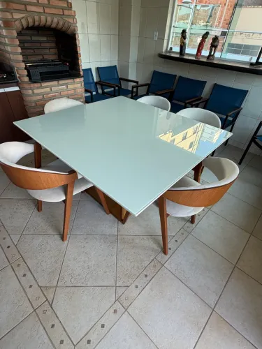 Mesa de vidro laqueada em