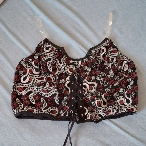 romwe goth top assimétrica de malha elástica com laço, flor e cobra sexy, plus size 2xl
