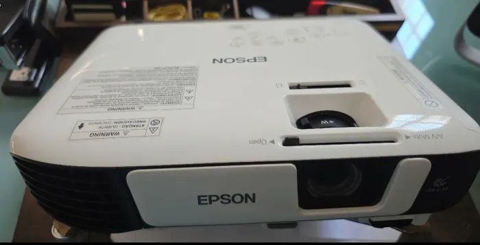 Vendo ou troco por algo do meu interesse um projetor epson power light X41+