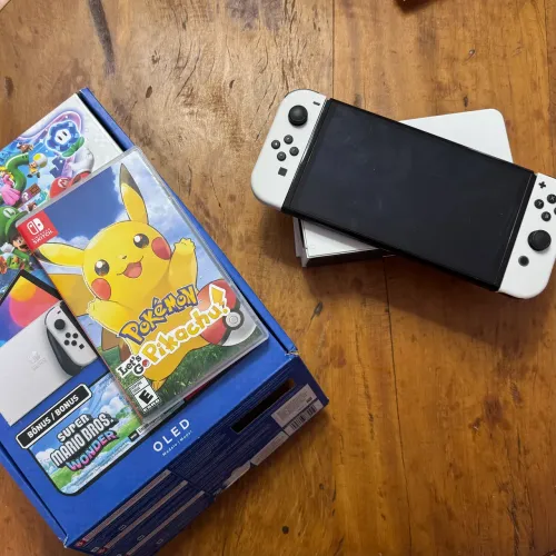 Nintendo Switch OLED semi-novo + Pokemon Let?s Go Pikachu + 3 meses de Nintendo Online