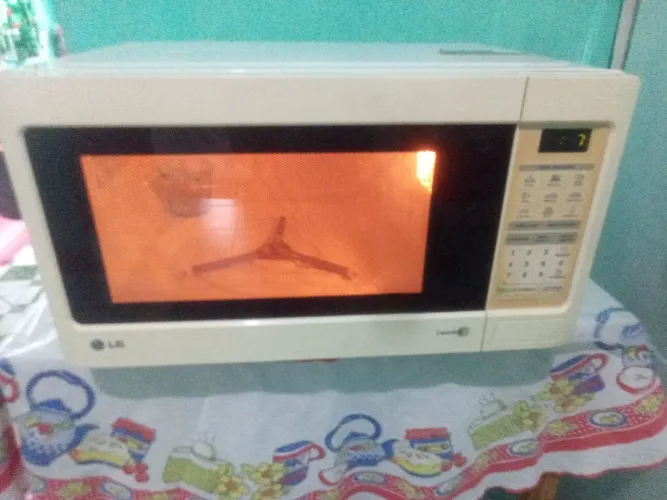 Microondas.  LG.  Funcionando.  Muito.  Bem.  Conservado.  Leia.  