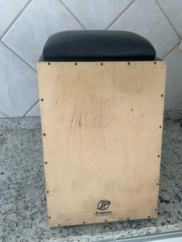 Cajon elétrico com dupla captação
