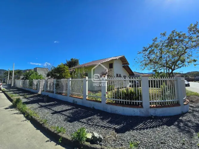 Casa de Esquina com 2 Quartos, Amplo Pátio em Schroeder/SC Aceita Financiamento