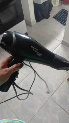 Secador de cabelo Taiff. 2100 watts de potência 6 meses d uso 300,00