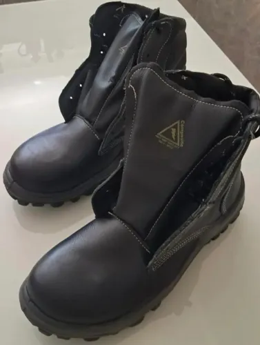 Bota de segurança composite.