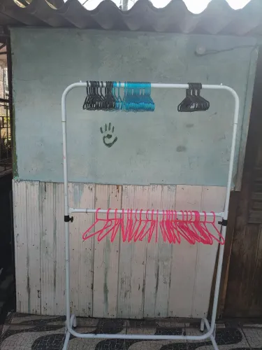 Arara de chão com cabides infantil