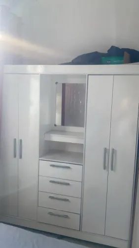 Guarda-roupa branco 4 portas com gavetas e espelho