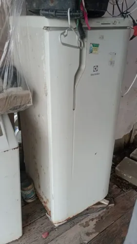 Geladeira funcionando, está com a porta solta. 