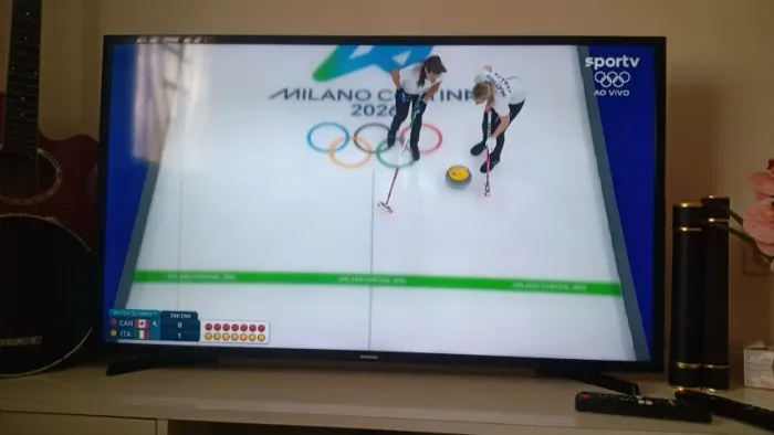 TV Samsung 43" Smart, com Controle Remoto, Base de Apoio e um Suporte de Parede.