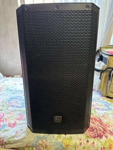 Caixa ativa Electro Voice ZLX 15?