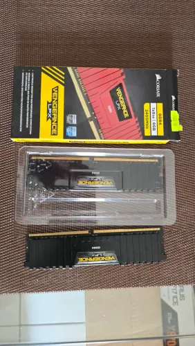2 Pentes de Memória RAM DDR4 Corsair Vengeance LPX 2400MHz 16GB (2x8GB)