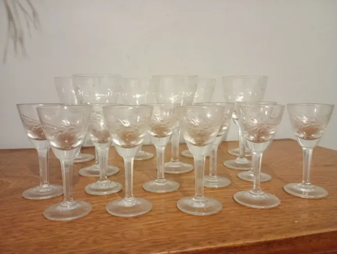 Conjunto taças de cristal vinho e licor