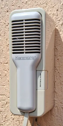 KENMORE - Secador de cabelo de parede.<br>Voltagem: 125V AC (110V-127V).