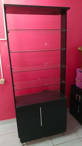 Expositor com prateleira de vidro