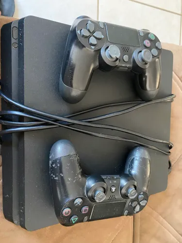 Vendo ou troco ps4 slim 500 gb de memória duas manetes