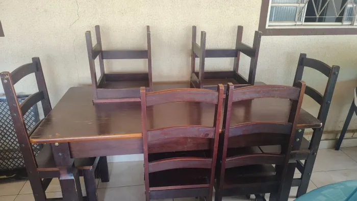 Mesa com 6 cadeiras de madeira