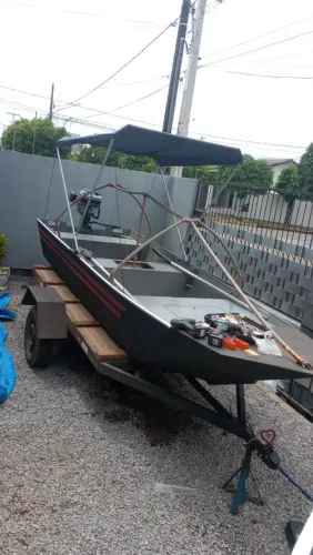 Barco semi-novo, pouco usado