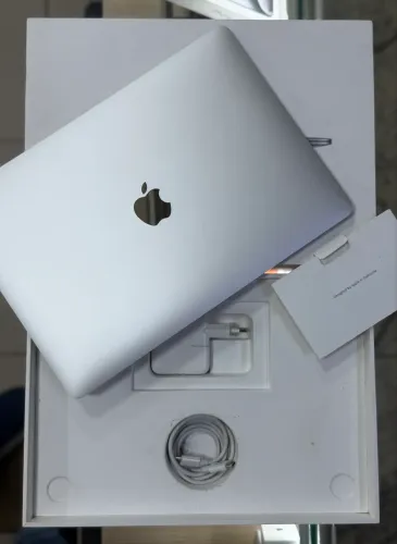 Macbook air m1 8gb / 256gb saúde da bateria 94% LOJA FÍSICA caixa e carregador ( 256 )