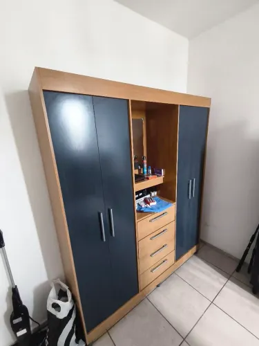 Guarda-roupa 4 portas seminovo, sem sinais de uso