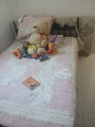 Vende se cama de casal, madeira pura 