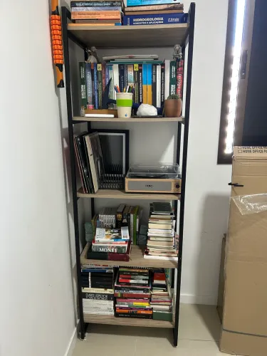 Estante de livros de madeira e ferro