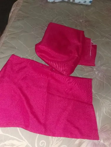 Lençol com fronha vermelho e coleiros.