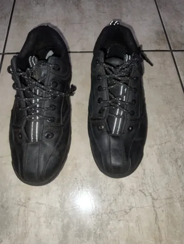 Vendo tênis oakley preto.