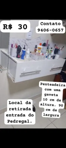 Penteadeira com uma gaveta. Retirada a entrada do Pedregal