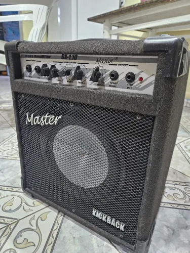 Cubo Master Audio BX-1.10 para contrabaixo com alto-falante de 10 polegadas.