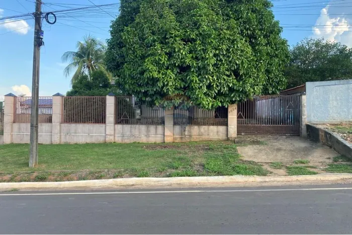 Casa espaçosa com 3 quartos e varanda gourmet no Setor 2