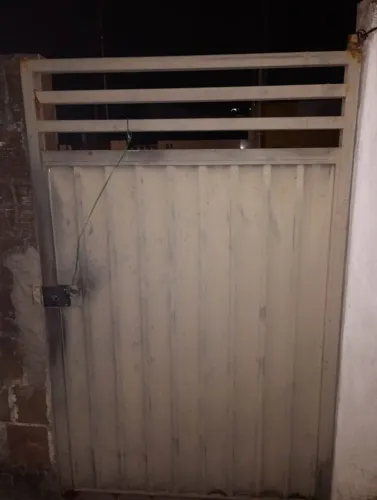 Vendo portão ele tá todo bom só tá sujo