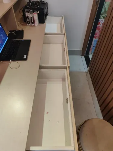 Balcão de Recepção Moderno com Armários e Gavetas