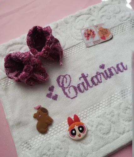 Kit com Sapatinho em Crochê e Toalhinha de Lavabo em Ponto Cruz