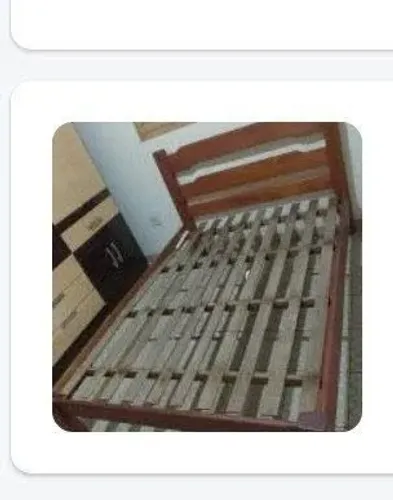 Cama de casal de madeira