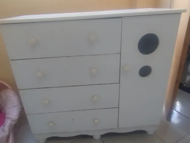 Comoda MDF, 4 gavetas e uma porta, já usada!