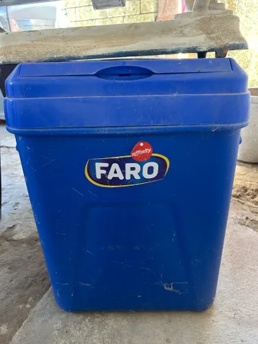Depósito para ração ou lixo ou roupa suja 