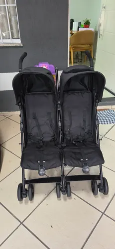 Carrinho de bebê duplo