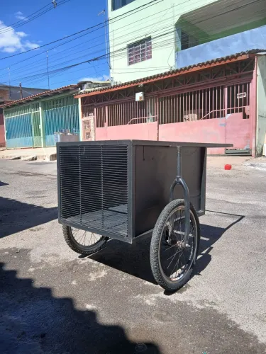 carrinho de mão de duas rodas.