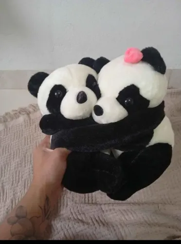 casal de ursos de pelúcia de pandas abraçados