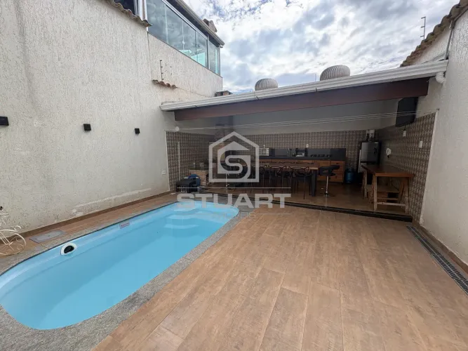 Casa plana com 3 quartos, suíte e 2 vagas no Santa Amélia!