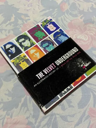 livro the velvet underground: an illustrated history of a walk on the wild side.