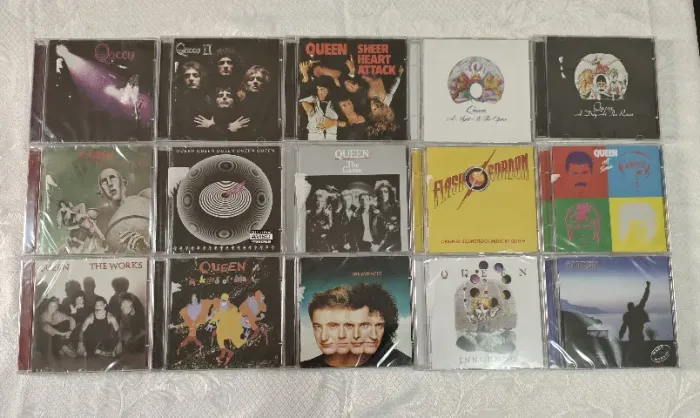 Coleção Queen com 15 CDs lacrados e novos