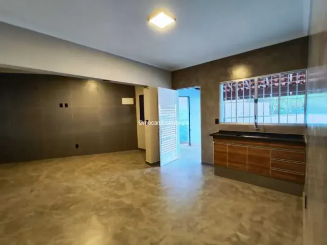Casa de rua - / Residencial / Jardim Virgínia
